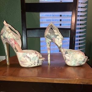 Betsy Johnson heels 61/2 only worn once.